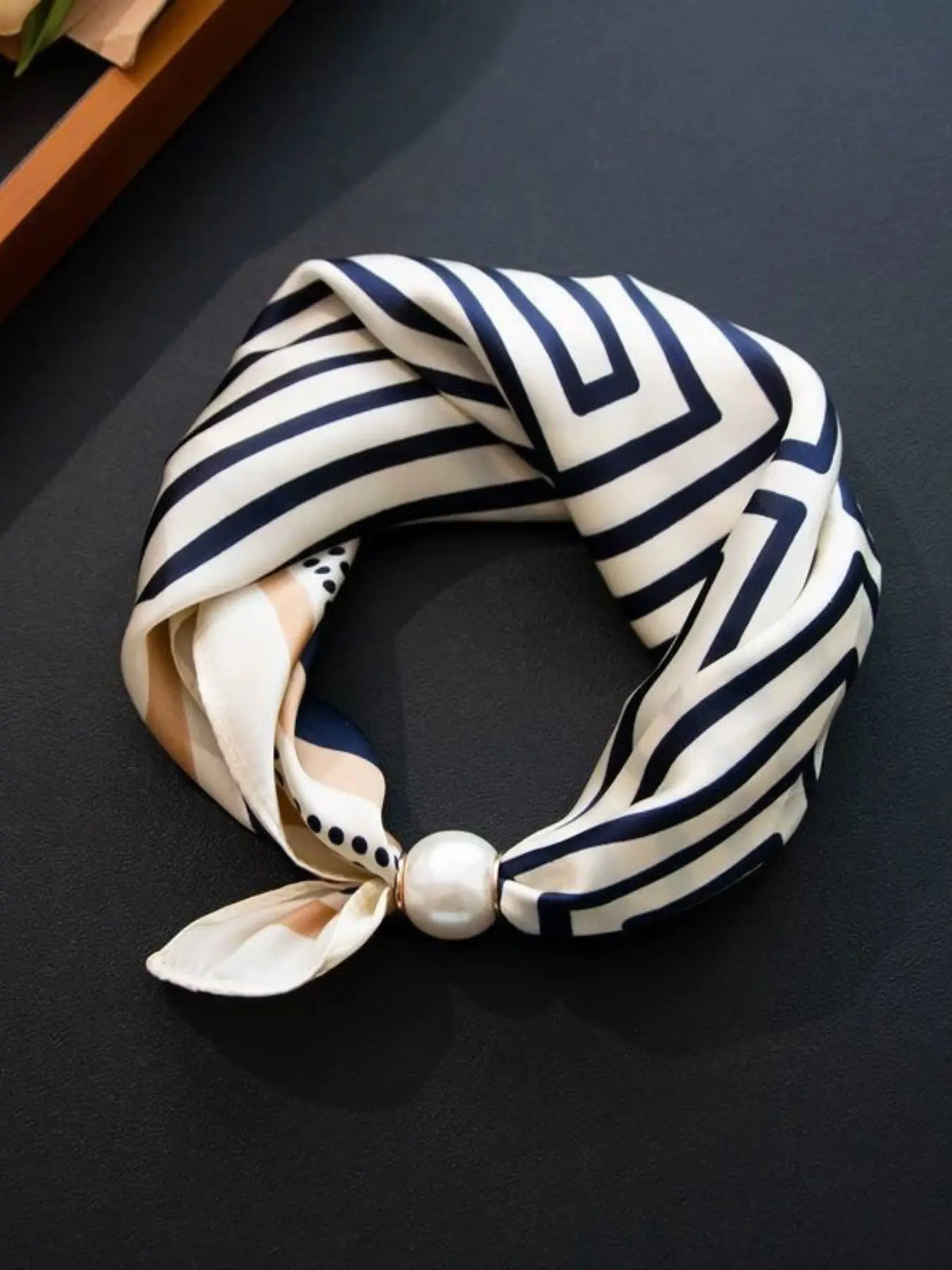Pearl Necklace with Magnetic Buckle and Scarf Pendant, Elegant Stylish Women's Scarf for All Seasons, Fashionable Accessory for Gifts