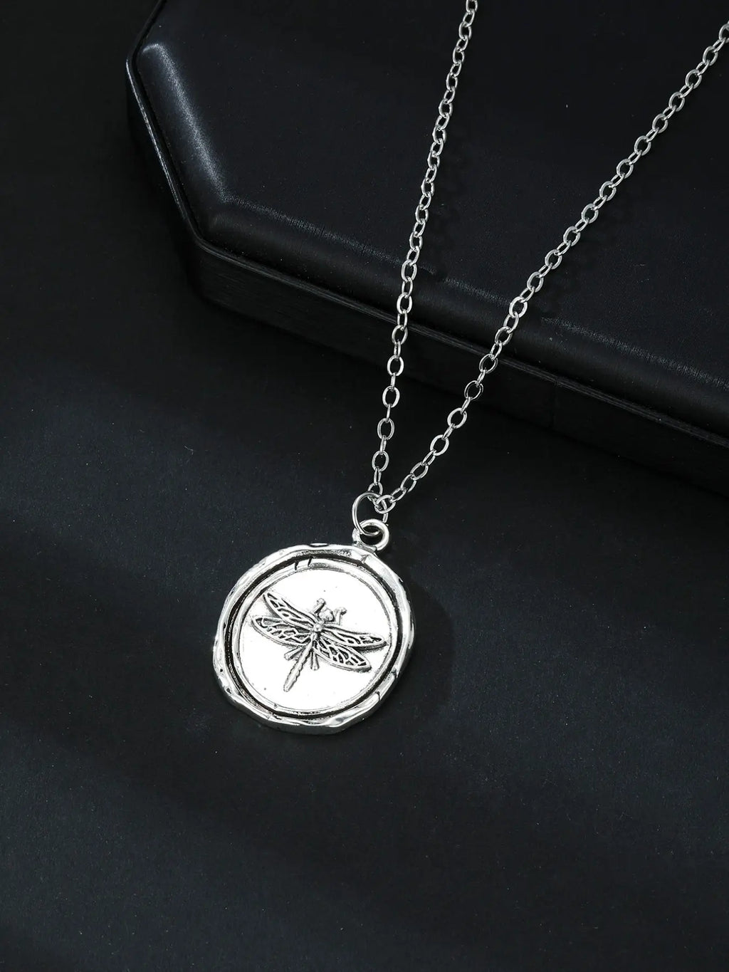 Vintage Punk Distressed Dragonfly Pendant Necklace, Unisex Casual Party Jewelry, Unique Round Design, Perfect for Daily Wear, Costume Necklaces, Chain Necklace, Accessory Necklace, Alloy Pendant Necklace