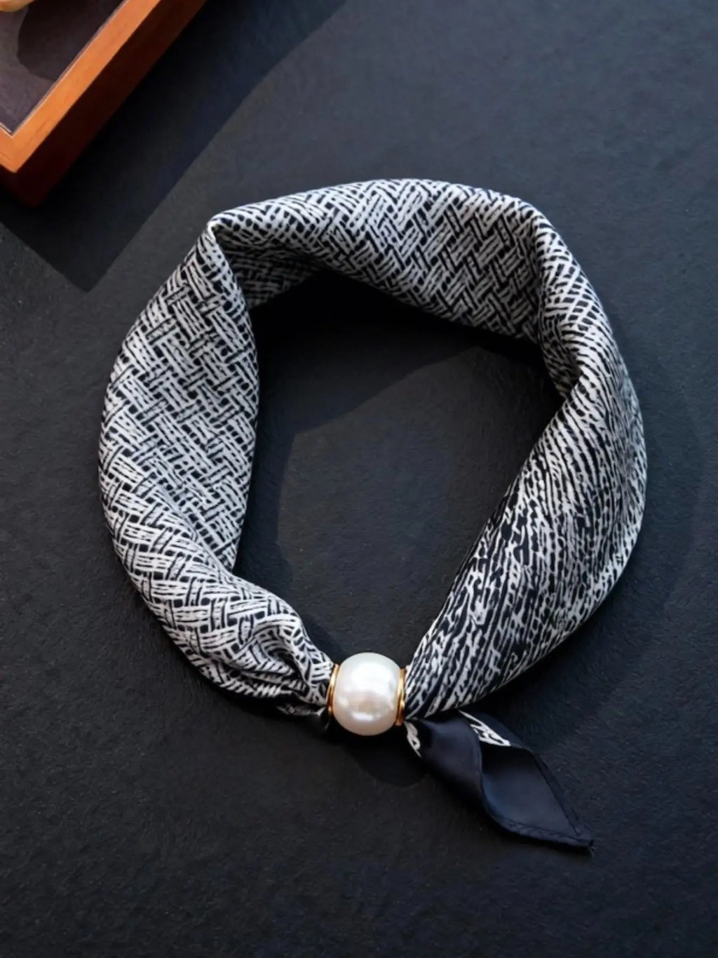 Pearl Necklace with Magnetic Buckle and Scarf Pendant, Elegant Stylish Women's Scarf for All Seasons, Fashionable Accessory for Gifts