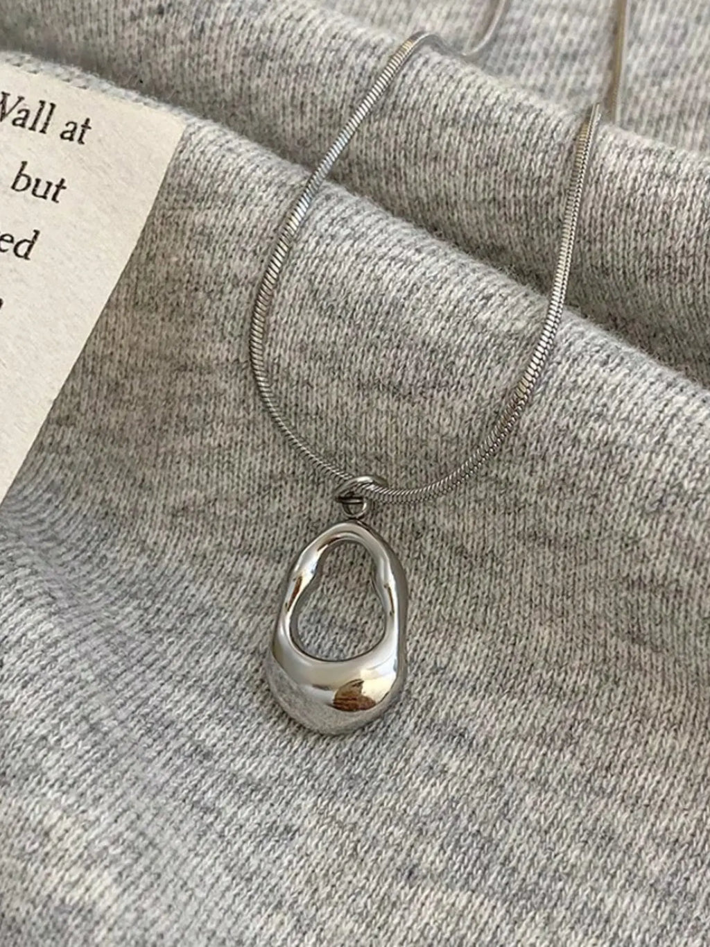 French Simple Daily Commute Versatile Irregular Hollow Water Drop Pendant Stainless Steel Fashion Accessory Necklace, Unisex Fashion Design Jewelry, Minimalist Chain Necklaces