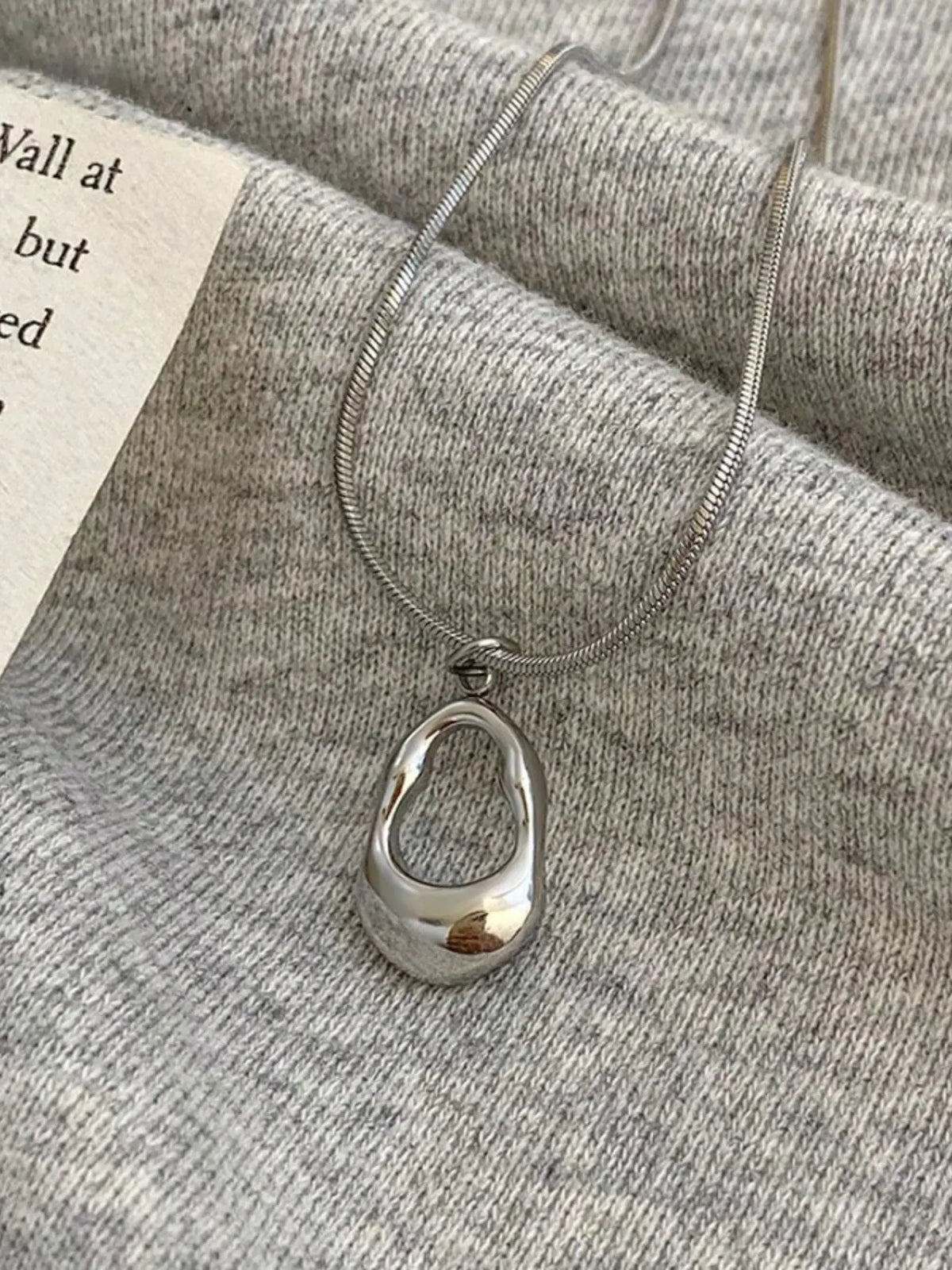 French Simple Daily Commute Versatile Irregular Hollow Water Drop Pendant Stainless Steel Fashion Accessory Necklace, Unisex Fashion Design Jewelry, Minimalist Chain Necklaces