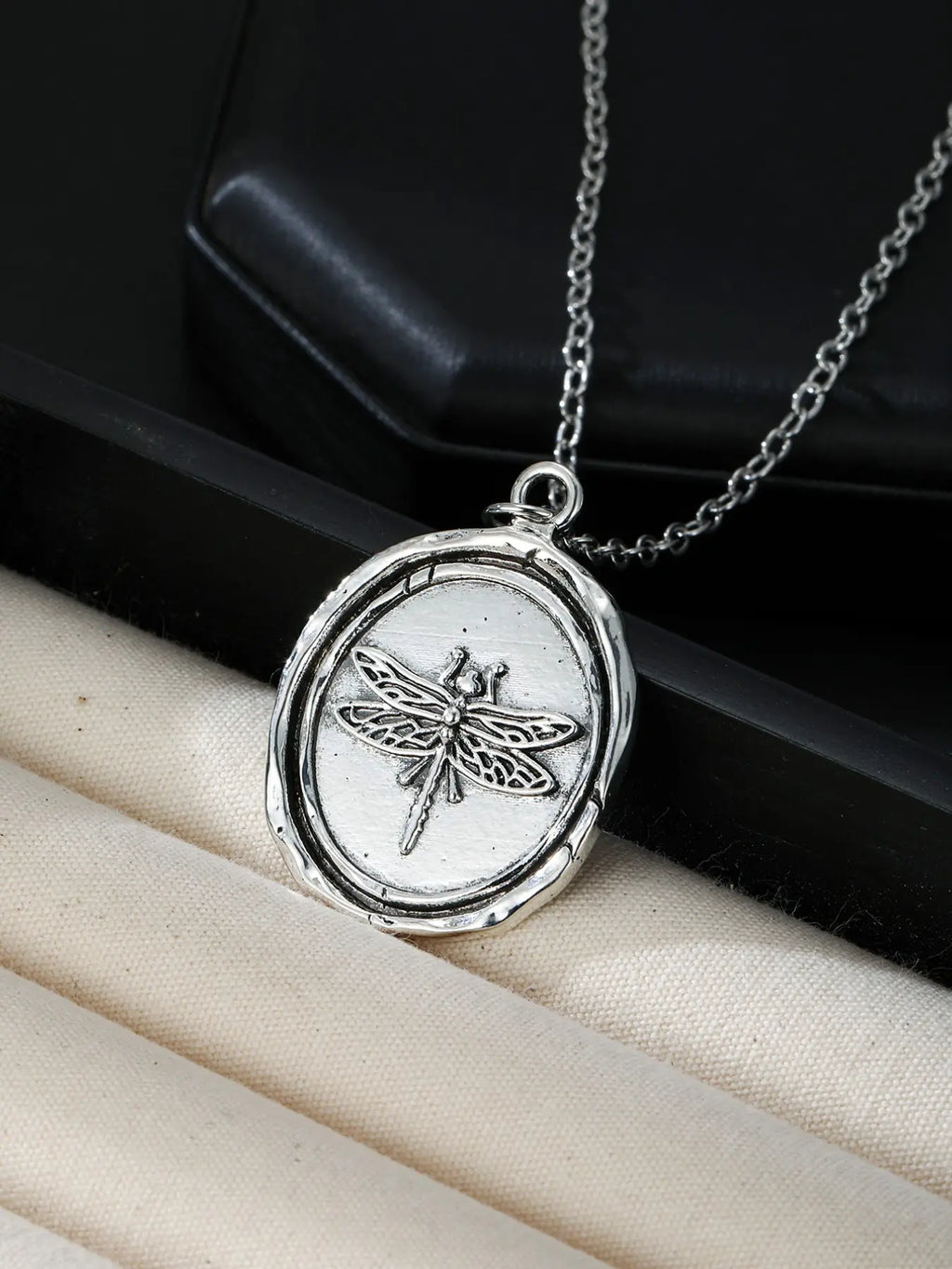 Vintage Punk Distressed Dragonfly Pendant Necklace, Unisex Casual Party Jewelry, Unique Round Design, Perfect for Daily Wear, Costume Necklaces, Chain Necklace, Accessory Necklace, Alloy Pendant Necklace