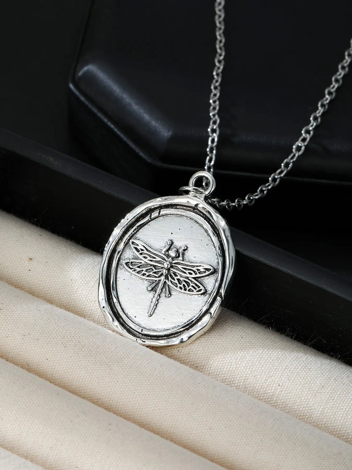 Vintage Punk Distressed Dragonfly Pendant Necklace, Unisex Casual Party Jewelry, Unique Round Design, Perfect for Daily Wear, Costume Necklaces, Chain Necklace, Accessory Necklace, Alloy Pendant Necklace