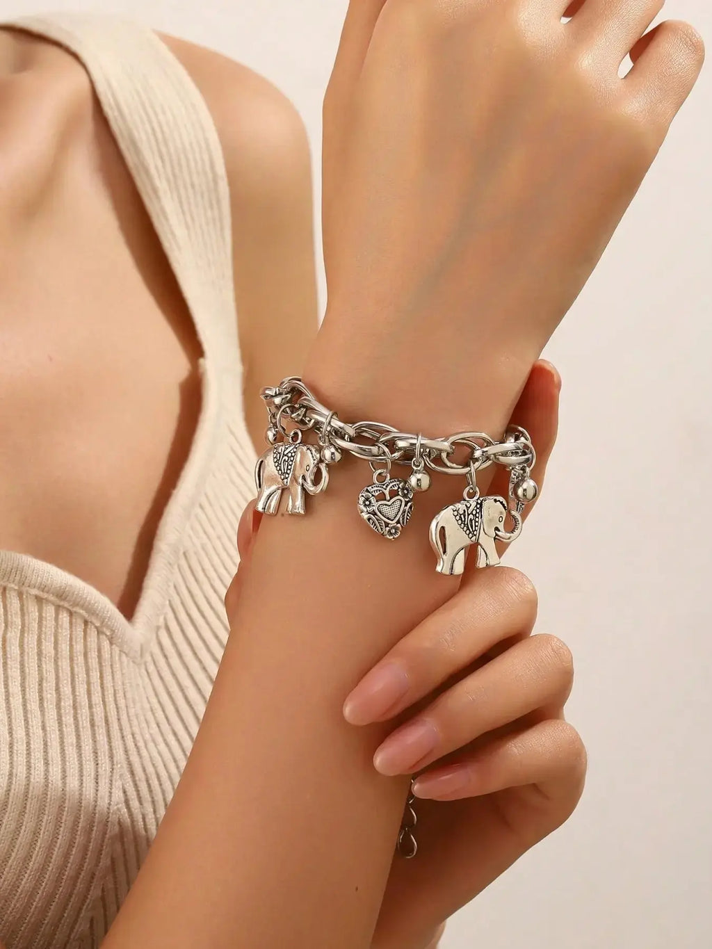 Bohemian Vintage Carved Love Heart-Shaped Elephant Bracelet, Summer Beach Jewelry, Boho Style Jewelry, Perfect for All Occasions, Ideal Gift Choice