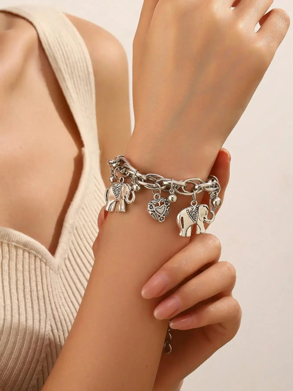 Bohemian Vintage Carved Love Heart-Shaped Elephant Bracelet, Summer Beach Jewelry, Boho Style Jewelry, Perfect for All Occasions, Ideal Gift Choice