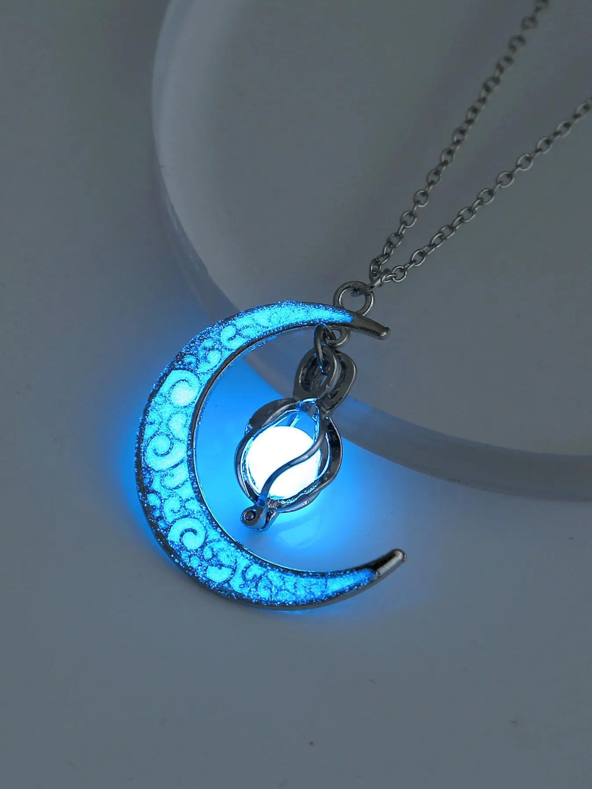 Women's  Glow in The Dark Moon Pendant Necklace, Adjustable Necklace, Fashion Accessories As Gift without Box