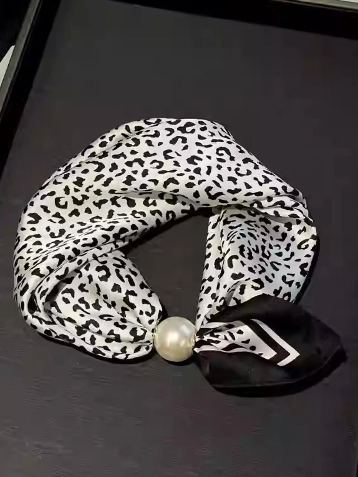 Pearl Necklace with Magnetic Buckle and Scarf Pendant, Elegant Stylish Women's Scarf for All Seasons, Fashionable Accessory for Gifts