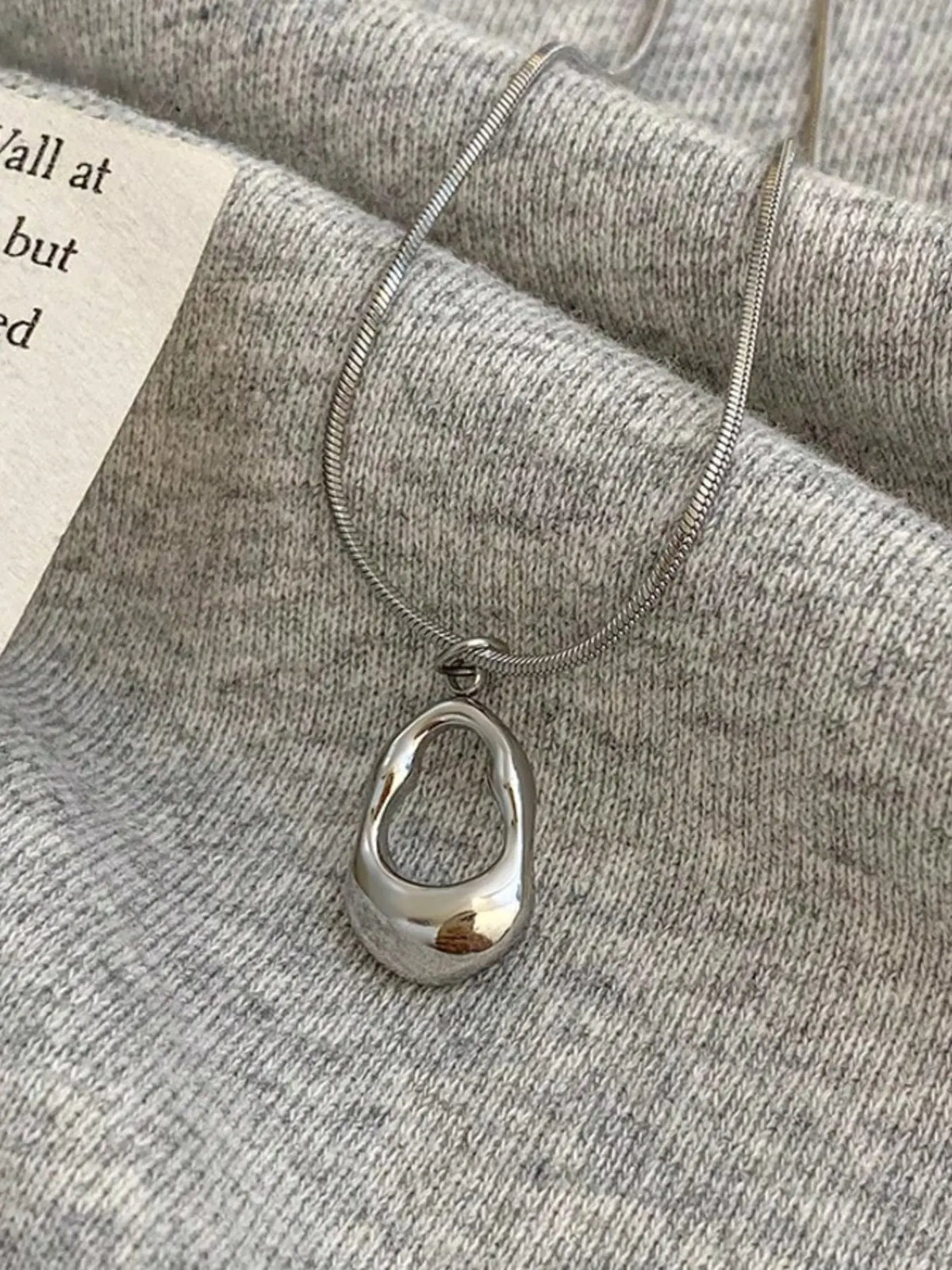 French Simple Daily Commute Versatile Irregular Hollow Water Drop Pendant Stainless Steel Fashion Accessory Necklace, Unisex Fashion Design Jewelry, Minimalist Chain Necklaces